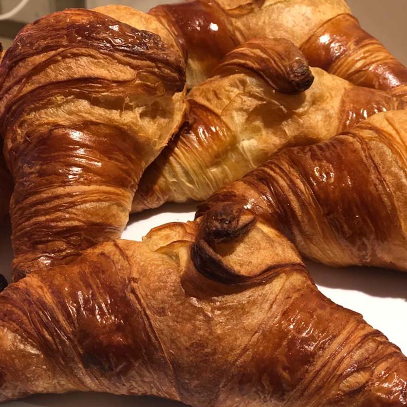 La revolución del croissant: nuevas formas con las que arrasa este clásico  de la bollería